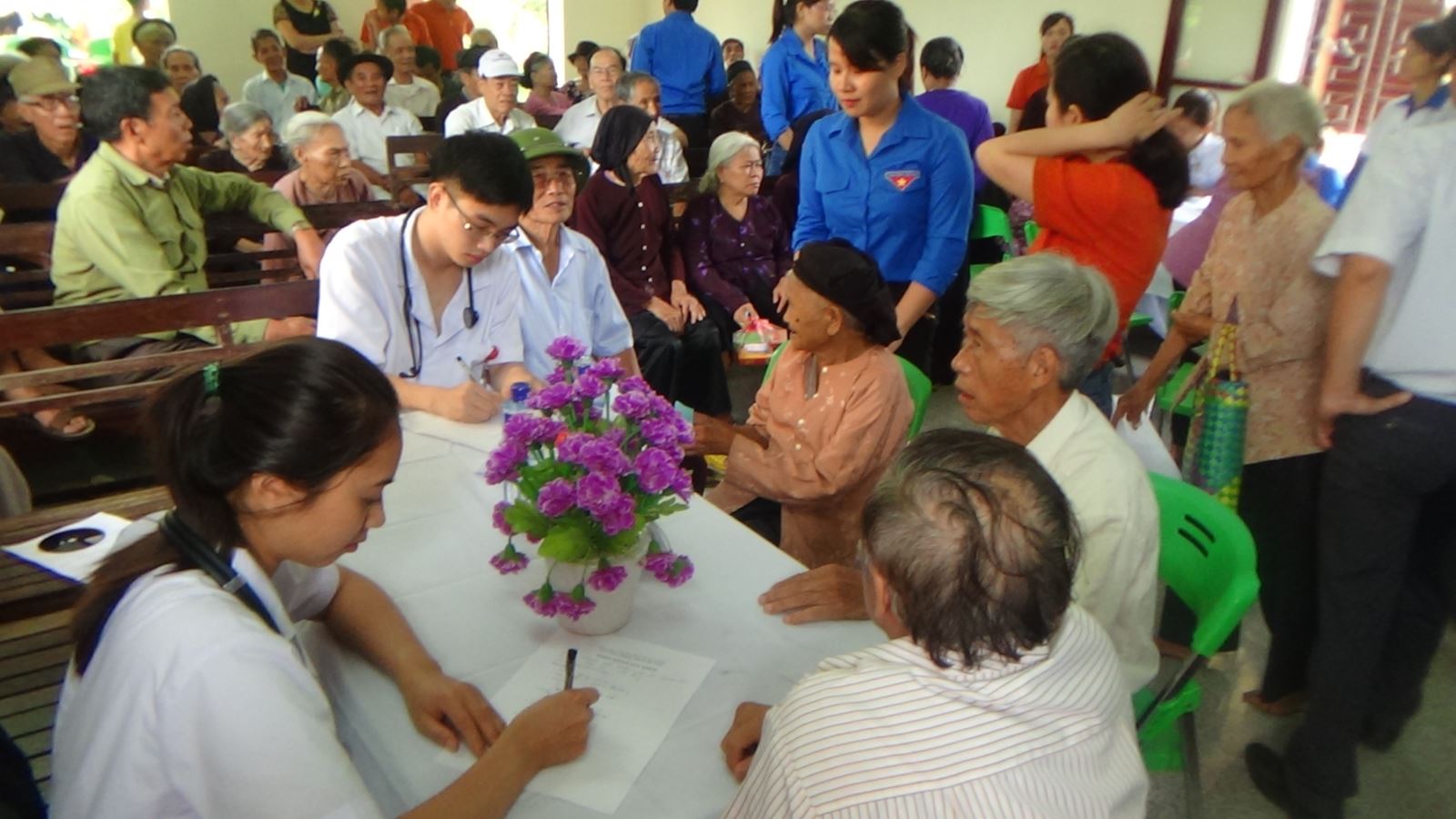 Câu lạc bộ Thầy thuốc trẻ Bệnh viện đa khoa tỉnh Bắc Ninh phối hợp với Đoàn thanh niên tỉnh Bắc Ninh khám, tư vấn sức khỏe và phát thuốc miễn phí cho các đối tượng chính sách huyện Yên Phong, tỉnh Bắc Ninh